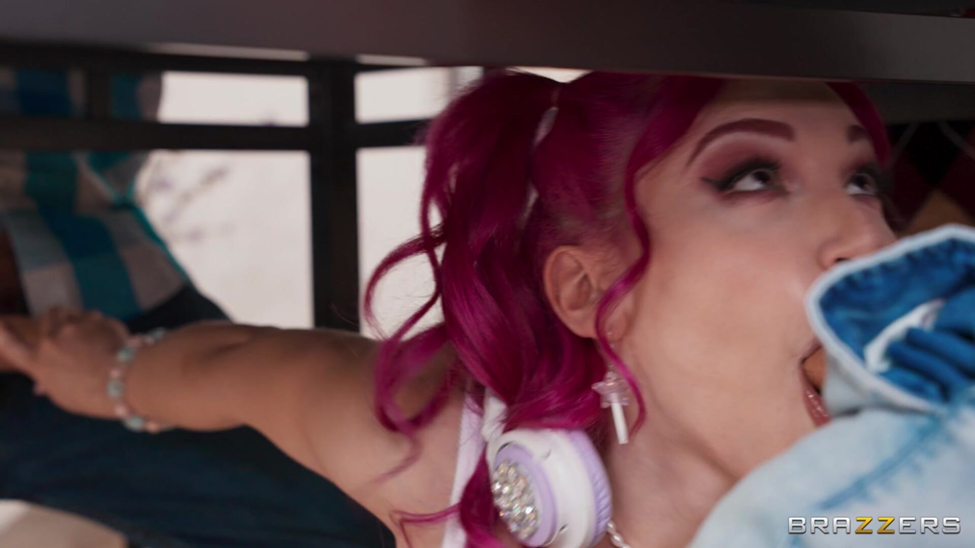 Sexy Streamer Loves Unicorns And Dicks, Not In That Order