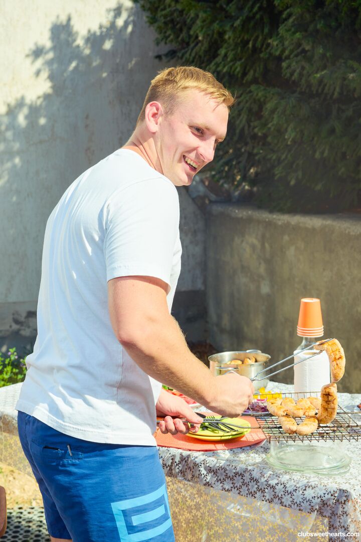 International Eat Outside Day
