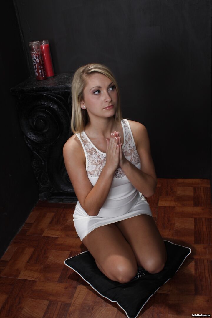 Blond Slut Gets To Sucka Gloryhole And Loves It