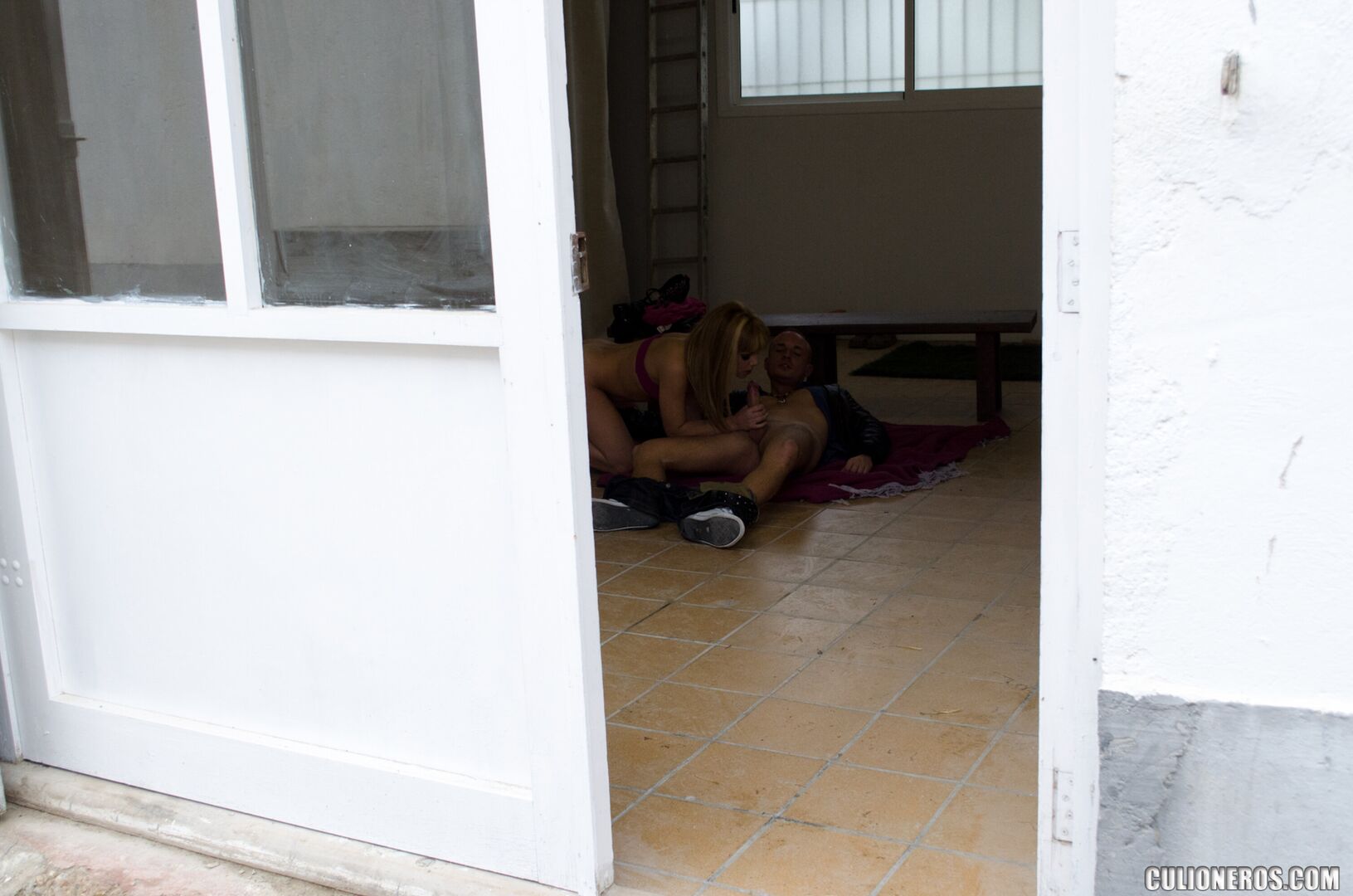 Girl fucks for his friend outdoors