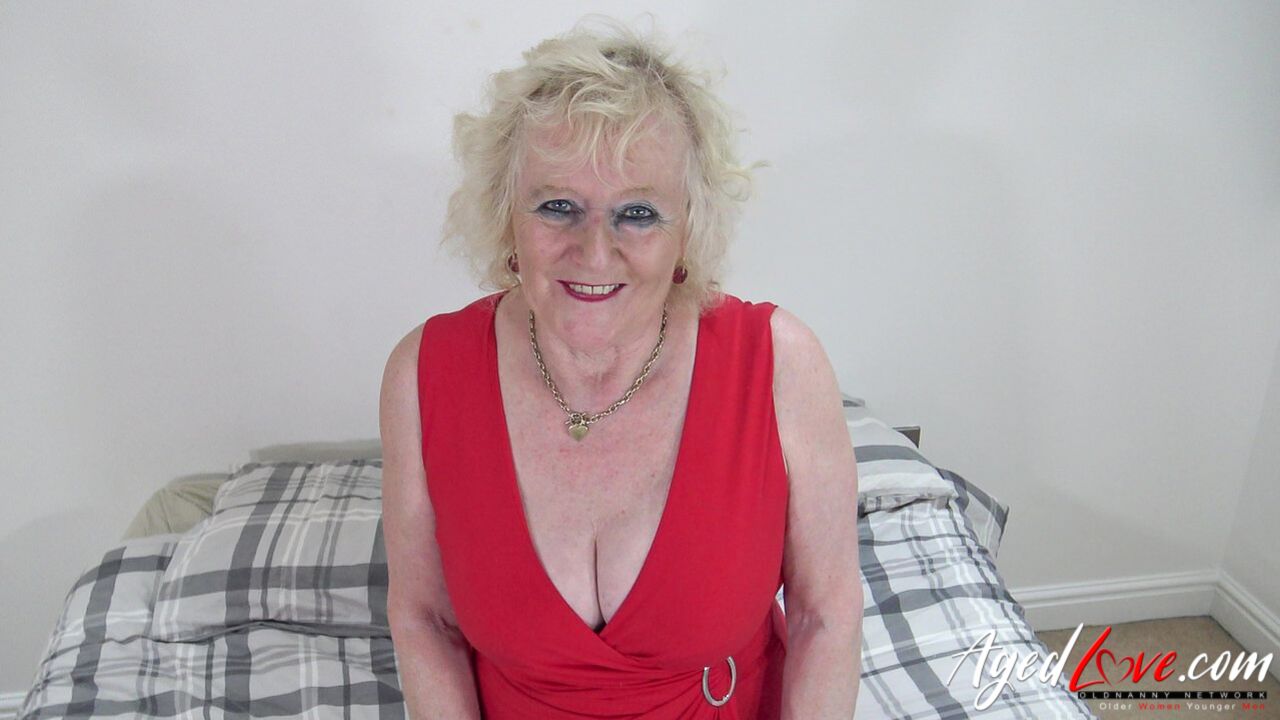 BUSTY BLONDE SUCKS BIG DICK UNTIL SHE HAD MOUTH FULL OF JUICE