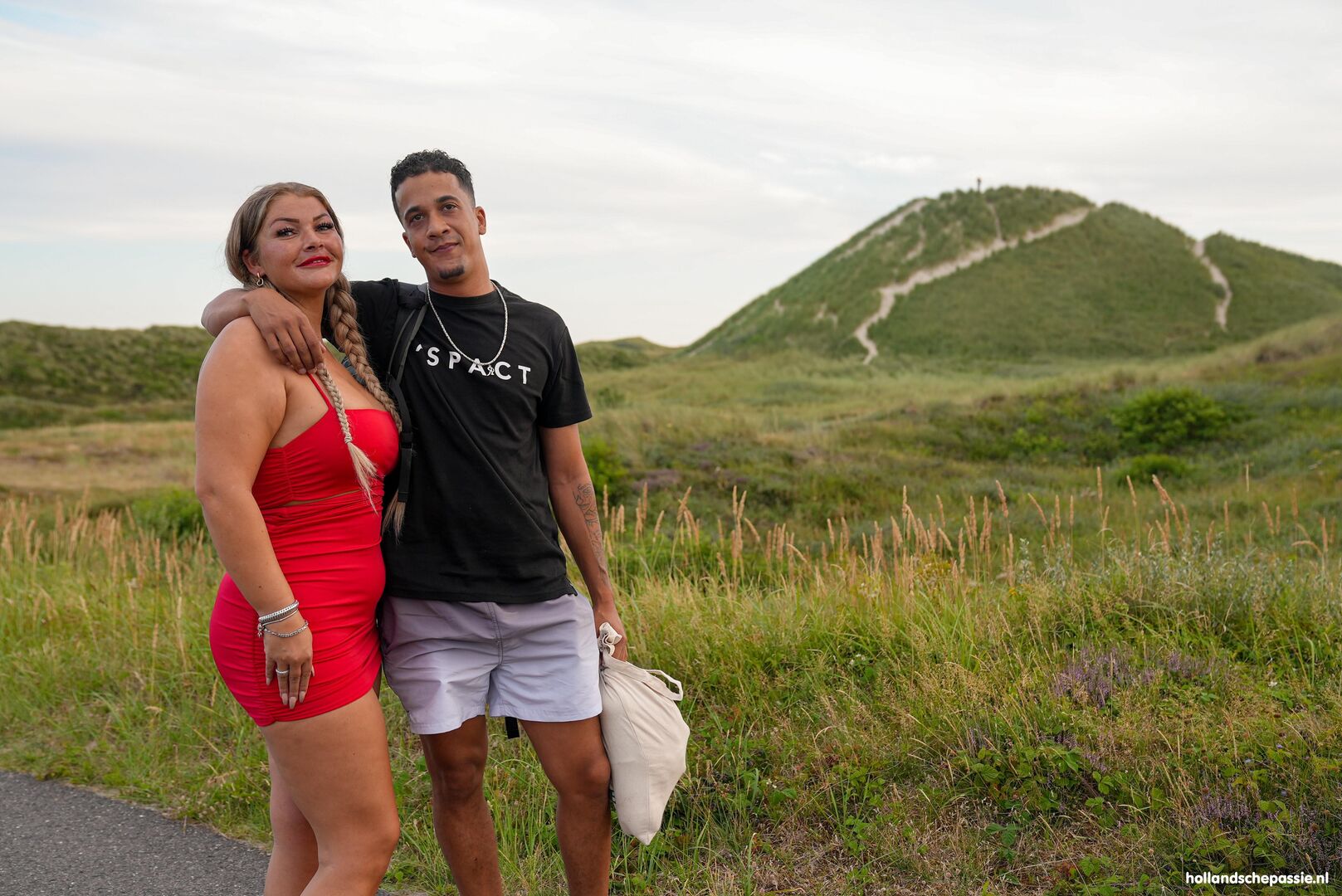 Gaby Hofstede squirt in de duinen