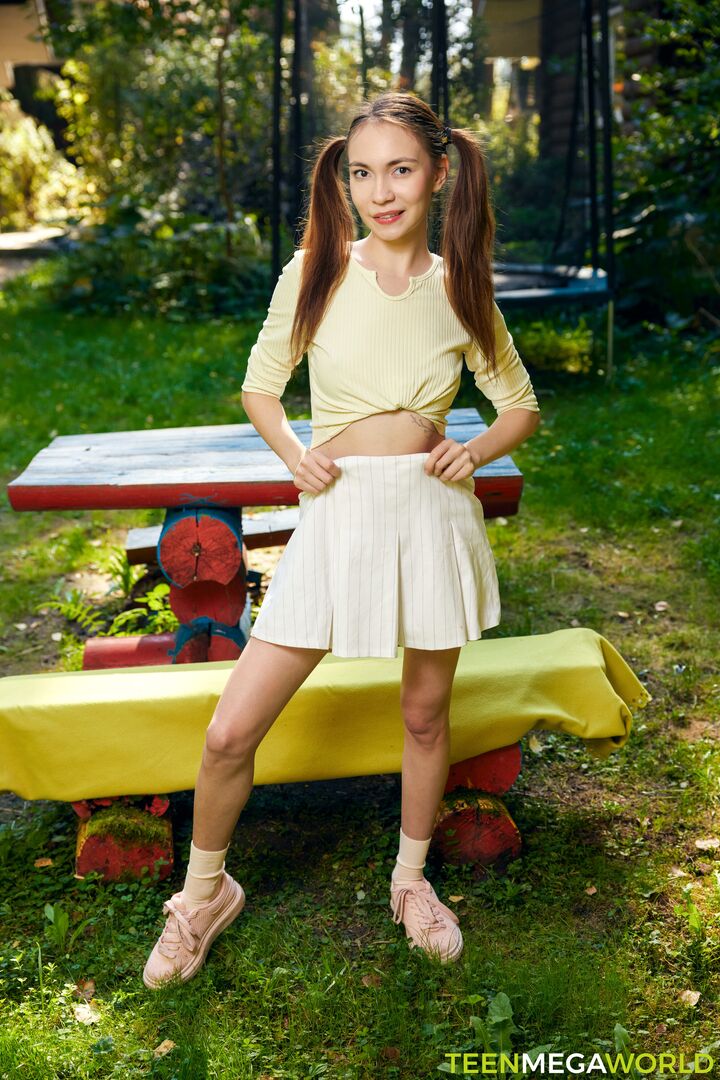 Cutie orgasms on a bench