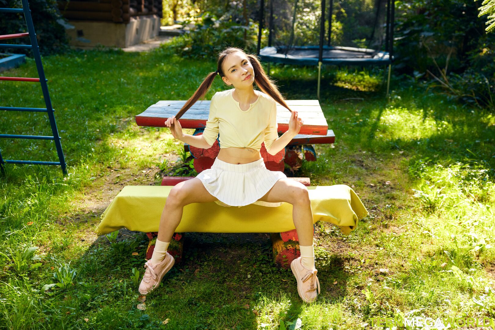 Cutie orgasms on a bench