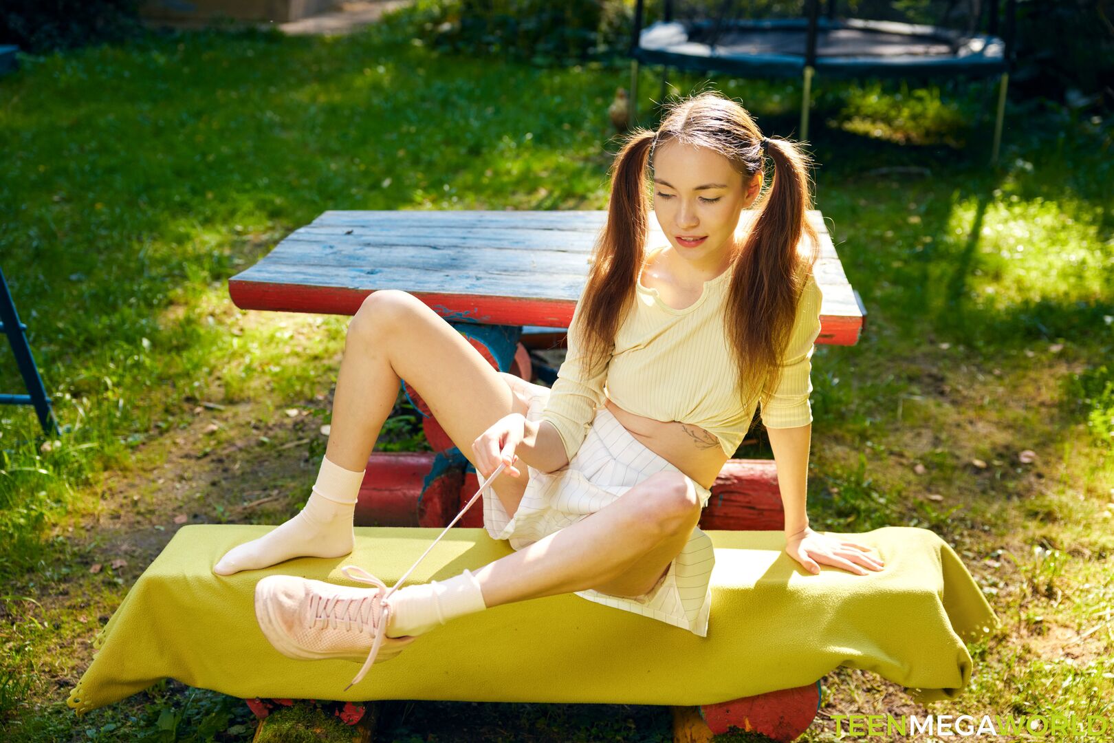 Cutie orgasms on a bench