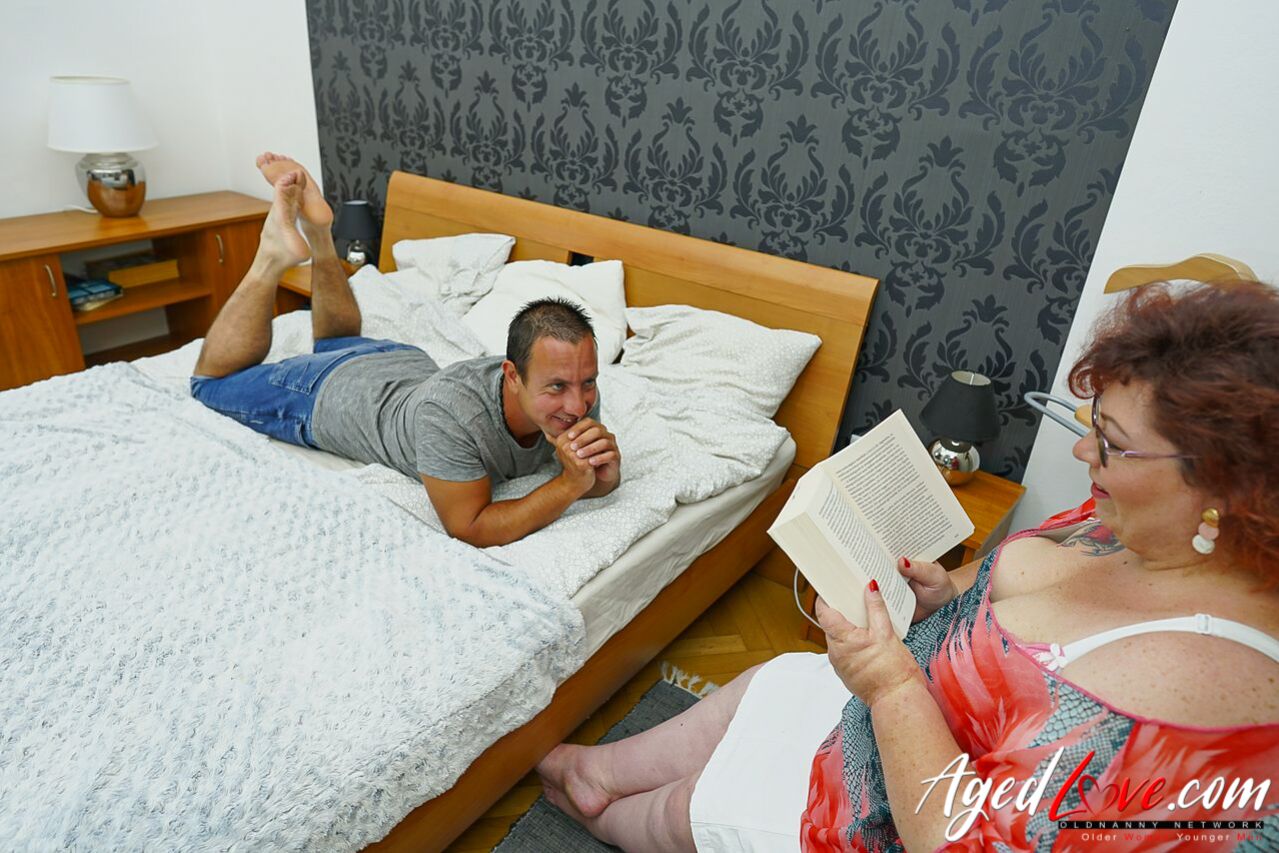 BIG BEAUTIFUL MATURE WOMAN ENDED UP UNDER CARING HANDS OF HANDY STUD