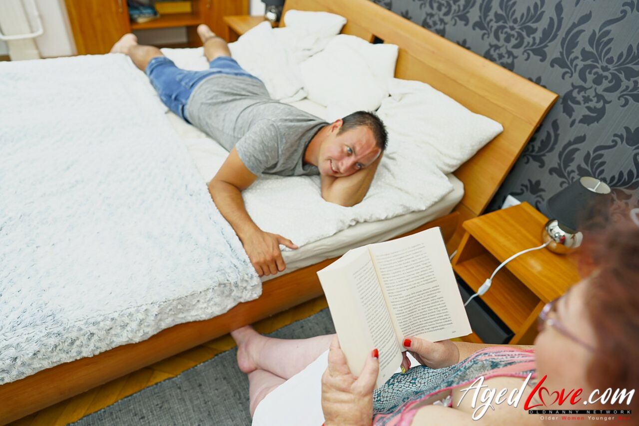 BIG BEAUTIFUL MATURE WOMAN ENDED UP UNDER CARING HANDS OF HANDY STUD