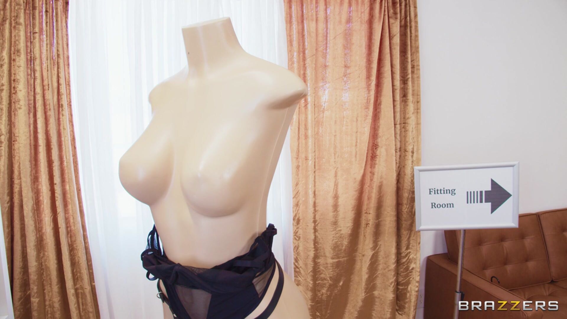 Troublemaking Shoppers Score Security Pussy