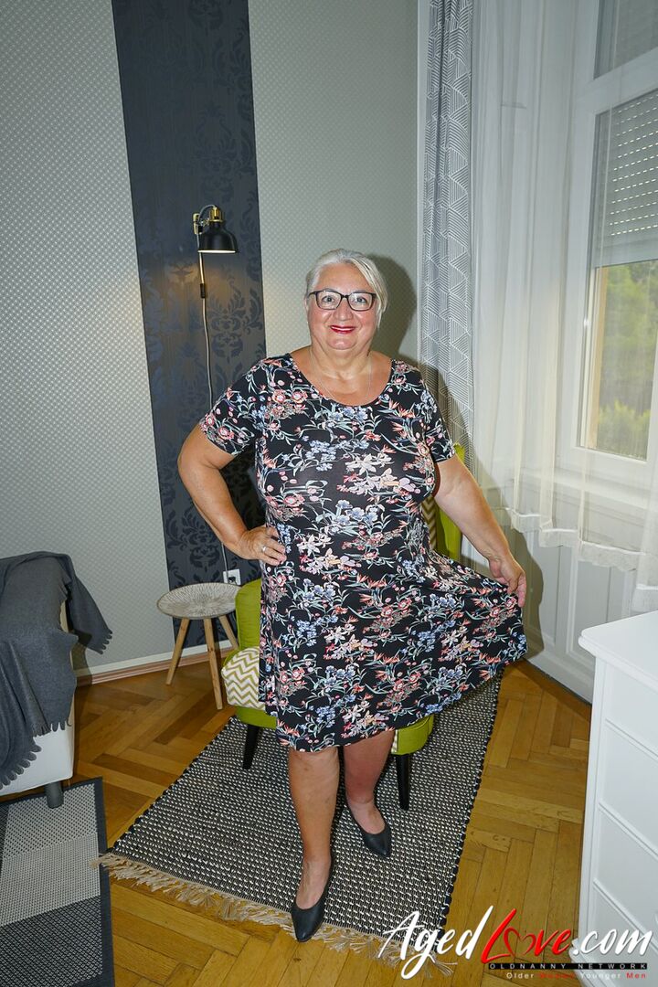 HANDY STUD WATCHING PORN WITH GRANDMA