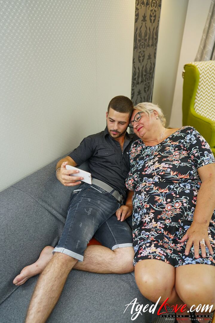 HANDY STUD WATCHING PORN WITH GRANDMA