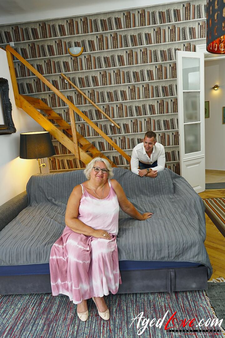 GRANDMOTHER ENJOYS IT FAST AND WILD WITH A HANDY STUD