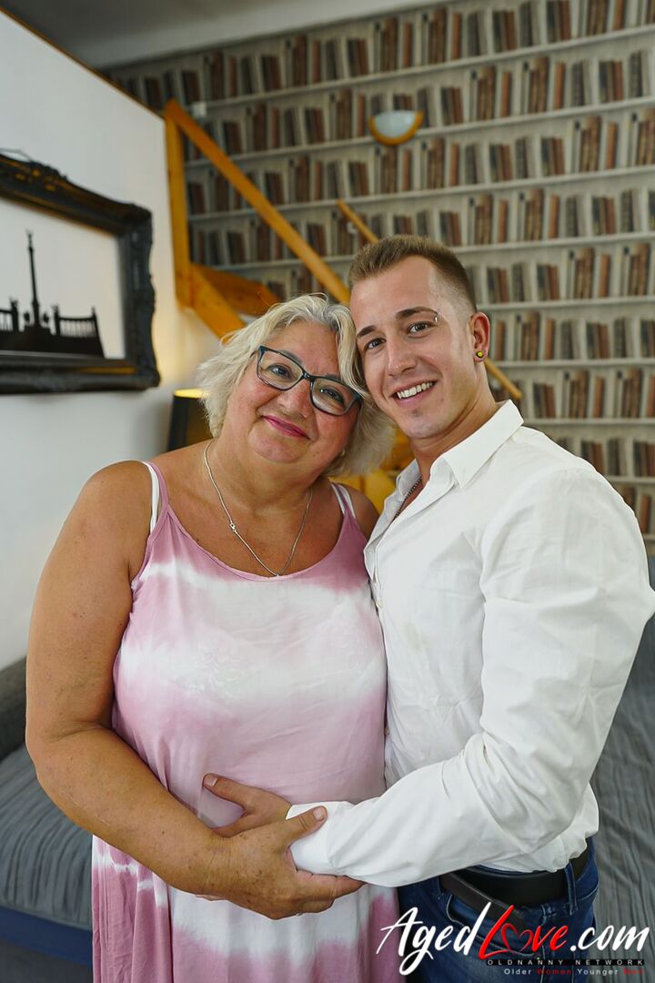 GRANDMOTHER ENJOYS IT FAST AND WILD WITH A HANDY STUD