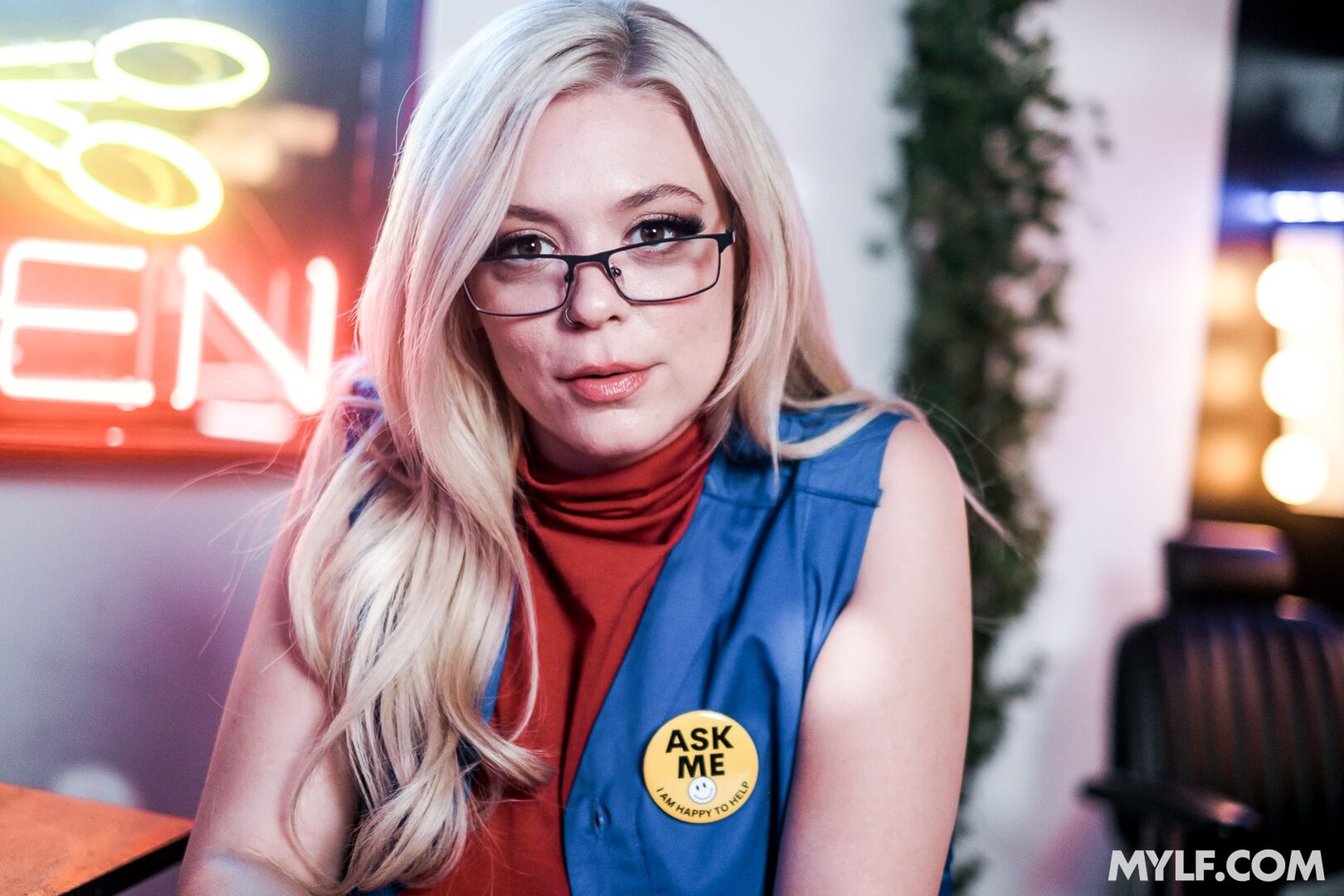 Blonde Babe Lures Employee Into Her Cumvenience Store