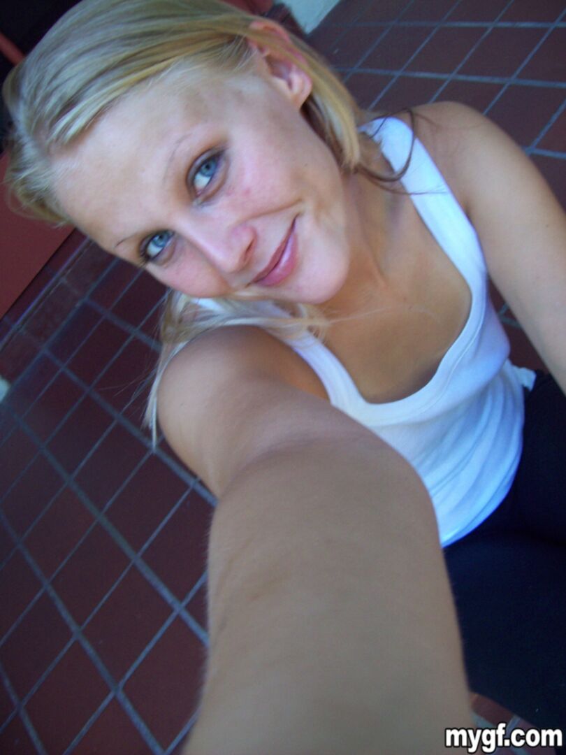 Cute blonde babe can ride!