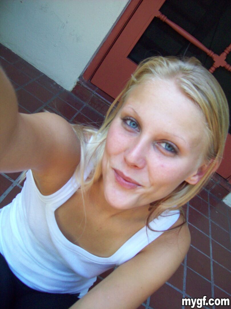 Cute blonde babe can ride!