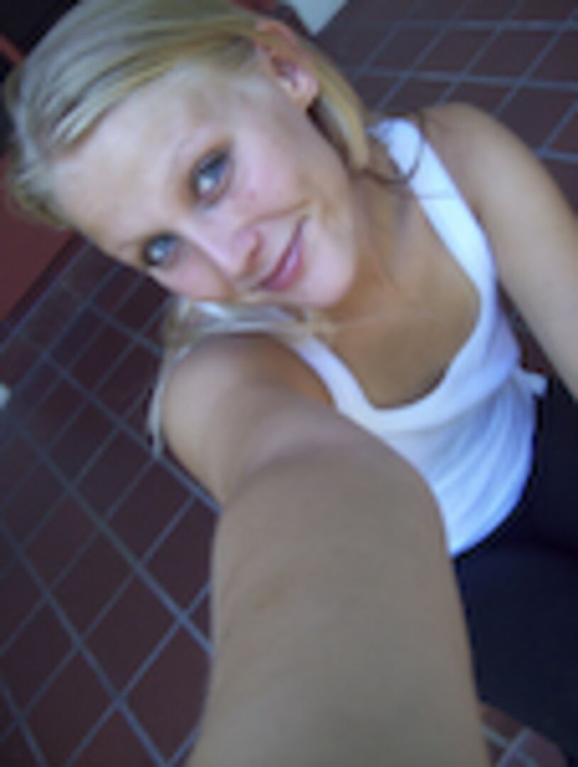 Cute blonde babe can ride!