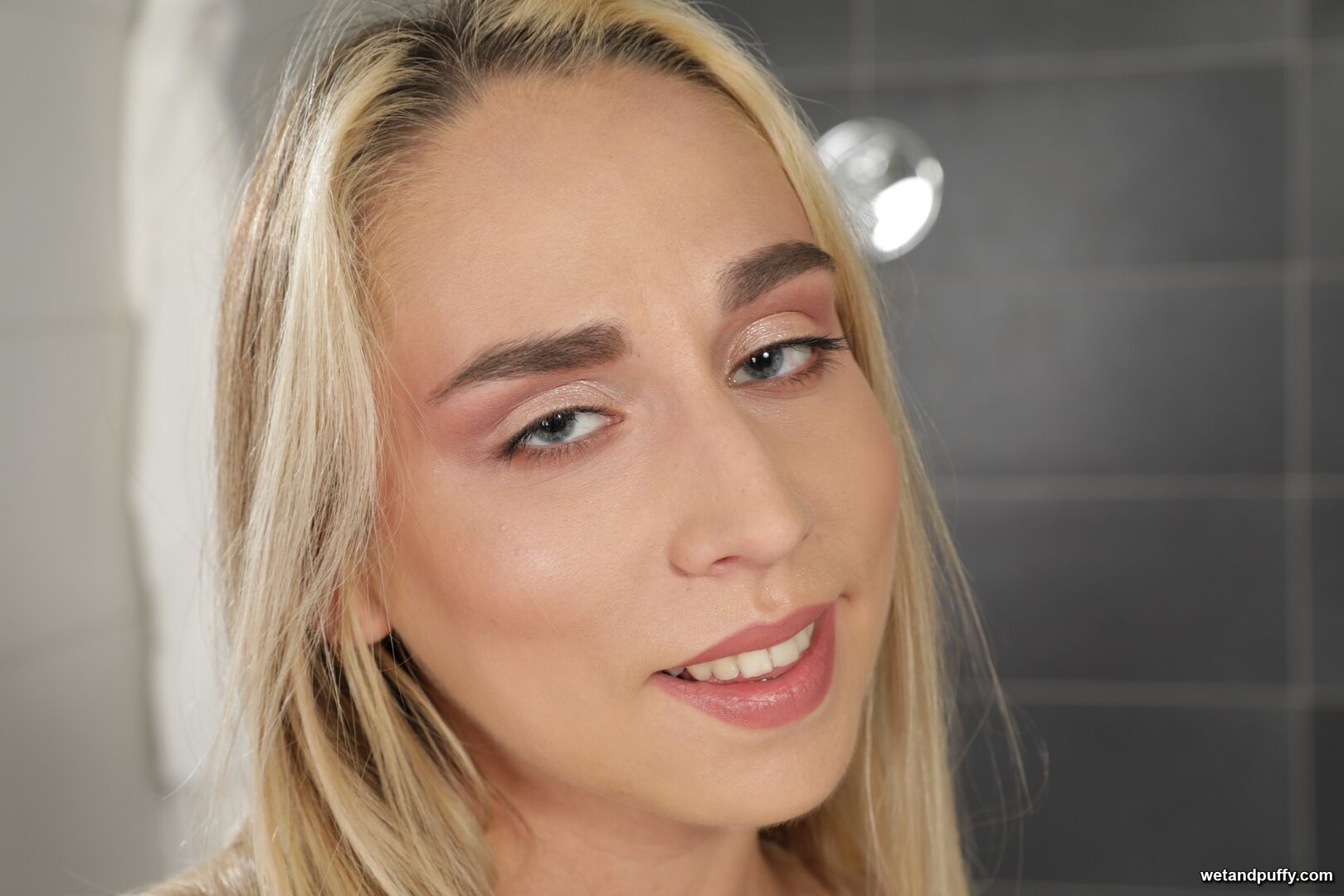 Foxy Slave — Bathroom Pleasure