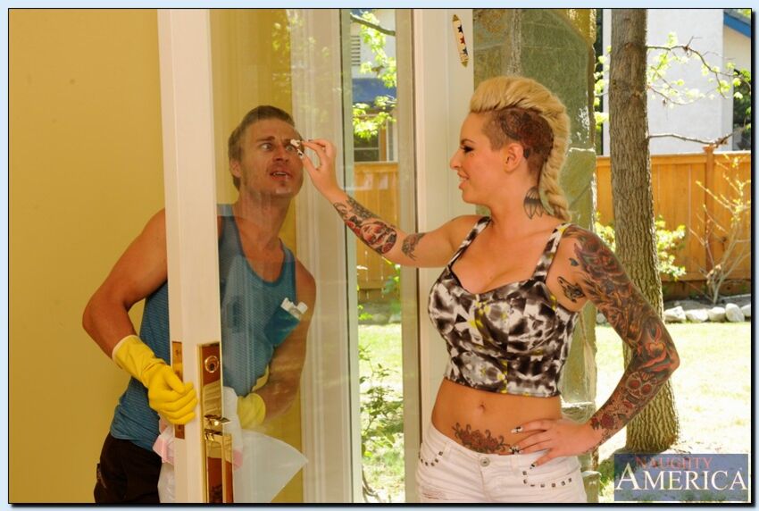 Christy Mack fucking in the living room with her tattoos