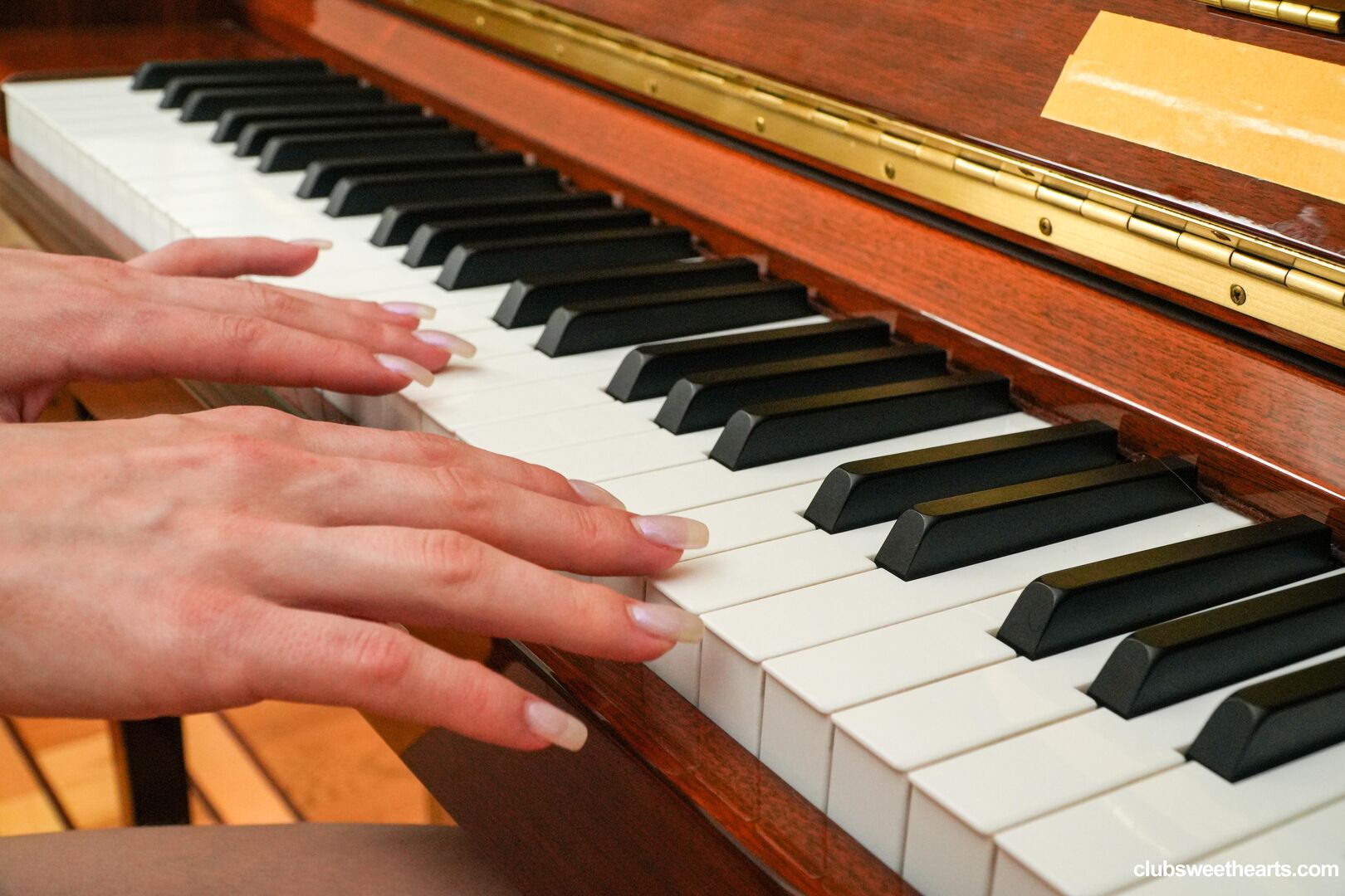 Milka Wey playing her pussy like a piano