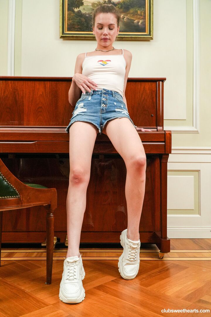 Milka Wey playing her pussy like a piano