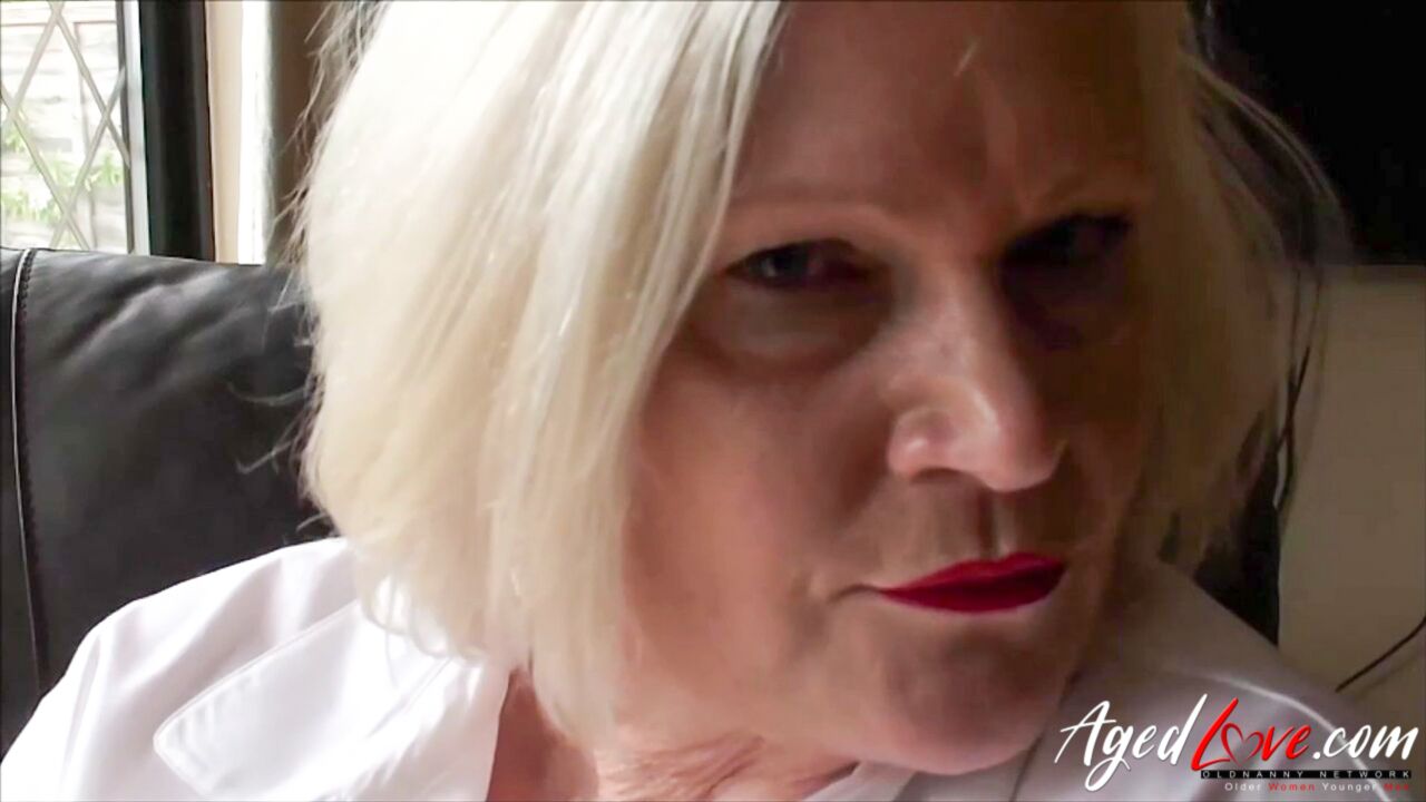 BRITISH MATURE LADY GOT COMFORTABLE AND ENJOYS MASTURBATION SESSION