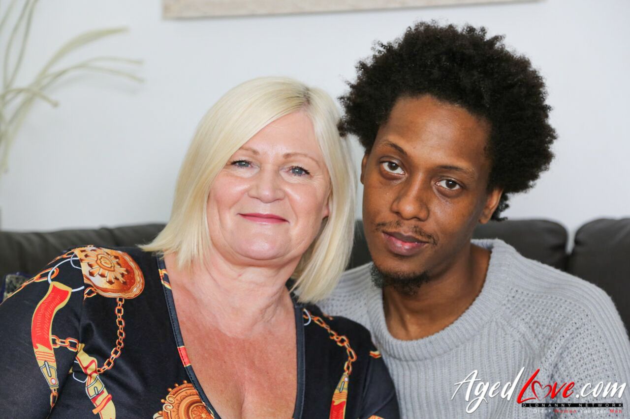 BLONDE MATURE SEDUCED HANDY BLACK GUY FOR FUN