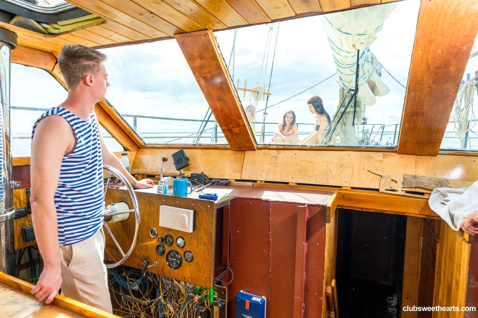 Let's get nauti 1/4
