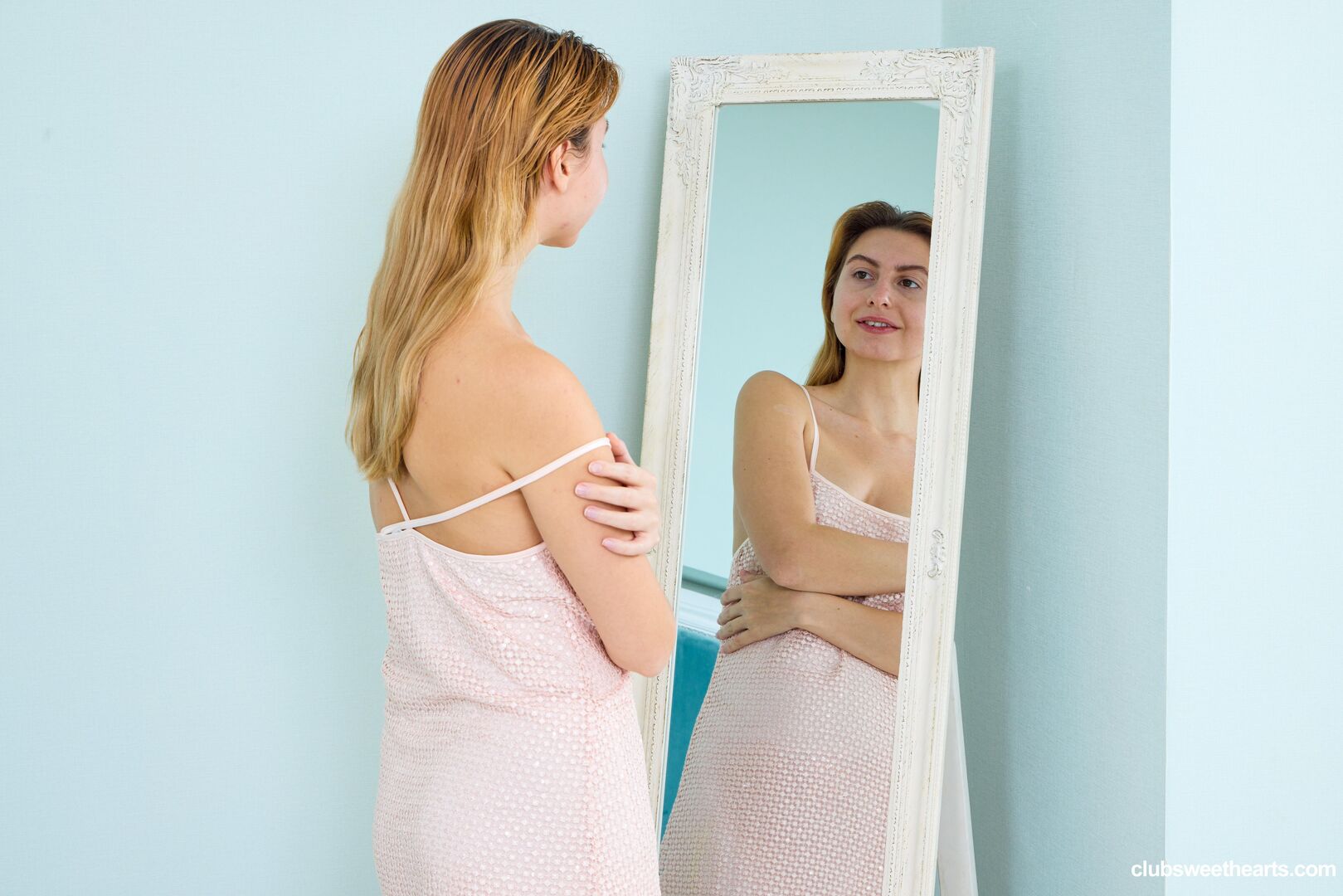 Robin gets horny in the mirror