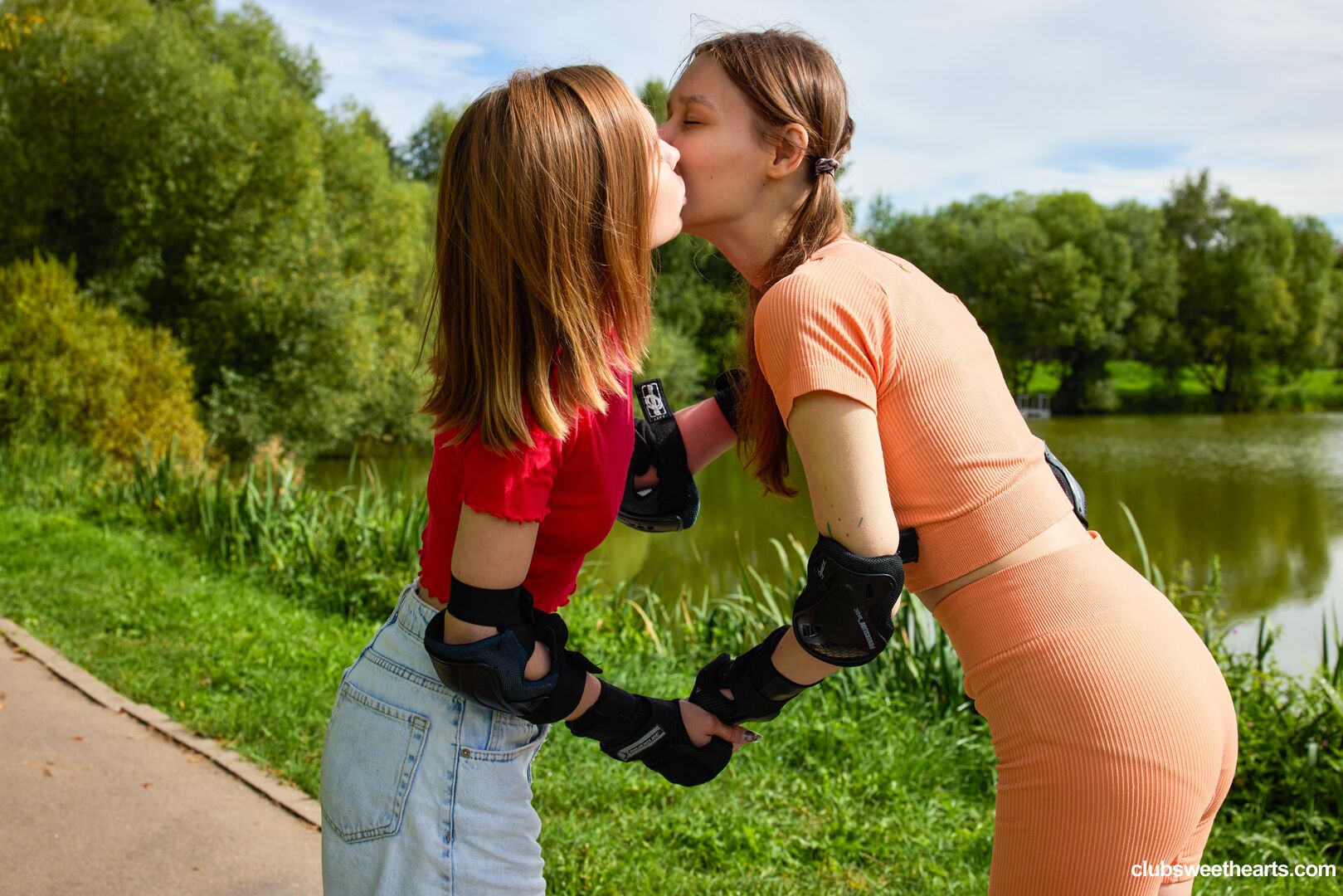 Skater chicks Kitty and Lana orgasm
