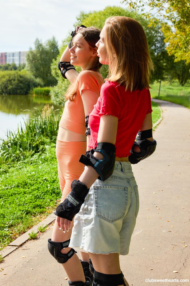 Skater chicks Kitty and Lana orgasm