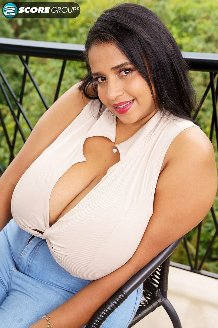 Nicole Colina: Giant Tits of Colombia