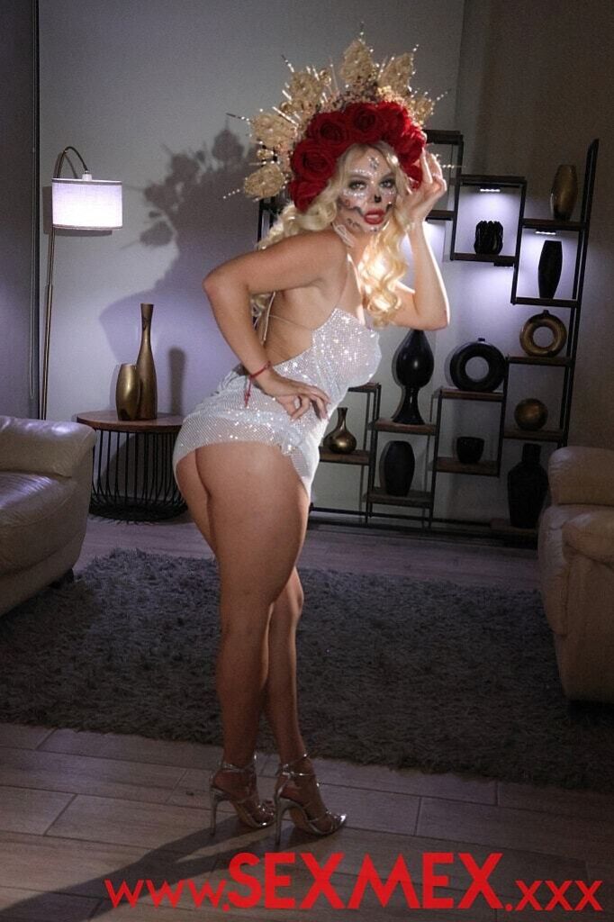 Halloween Hottie . Emily Thorne