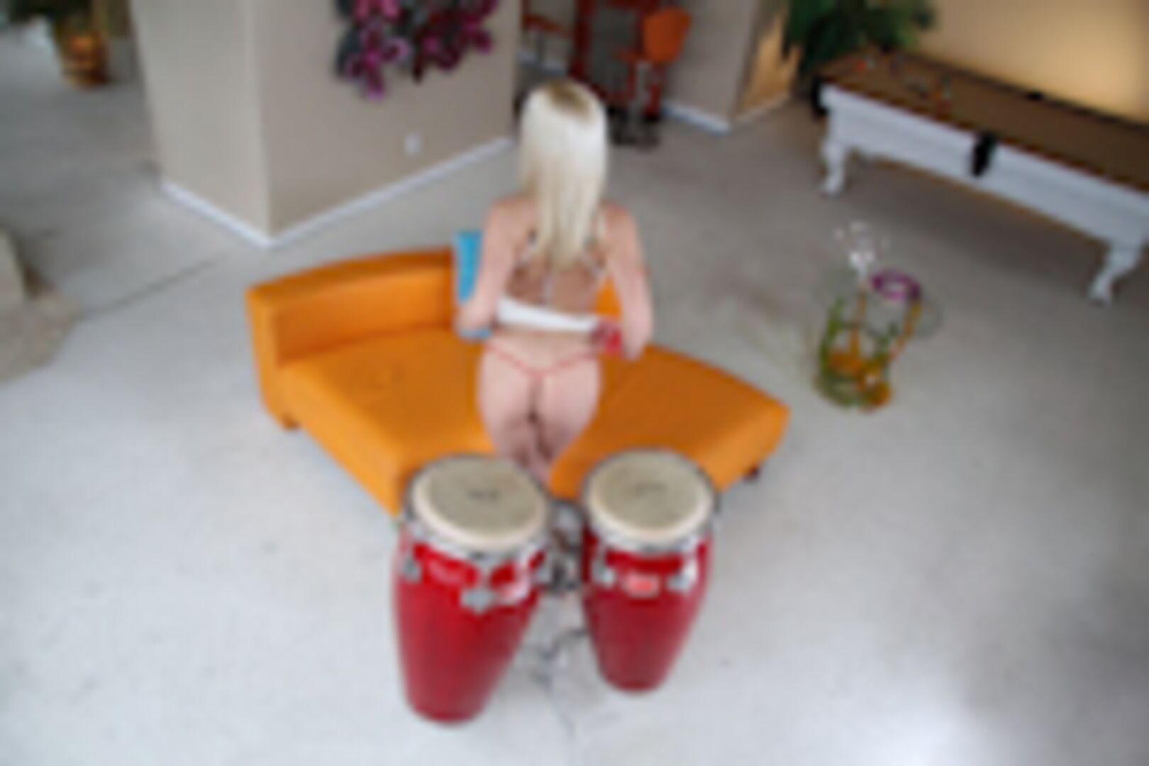 Sexy blonde girl with big butt does some hot anal