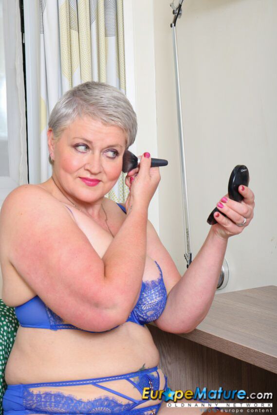 HOT MATURE LADY FINGERING AND PLAYING WITH TOYS