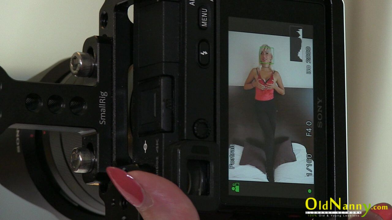 TEEN MODEL PHOTOSHOOTING TURNED INTO MATURE LESBIAN SEX