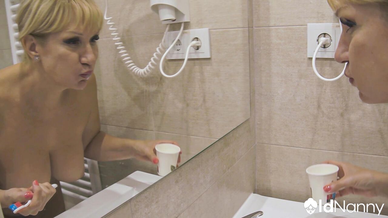 THOROUGH CLEANSING OF A HORNY MOM IN THE SHOWER