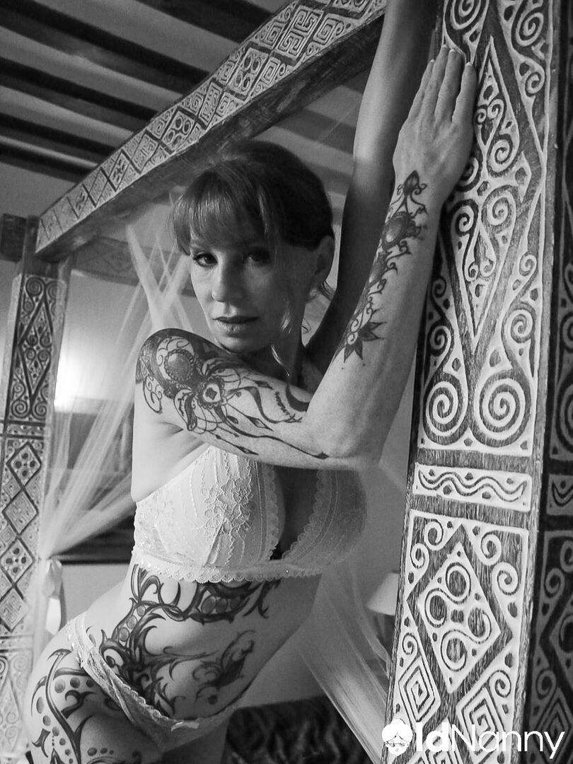 HOTELIER FUCKS A TATTOOED MATURE WOMAN CLIENT HARD WITH HIS BIG COCK