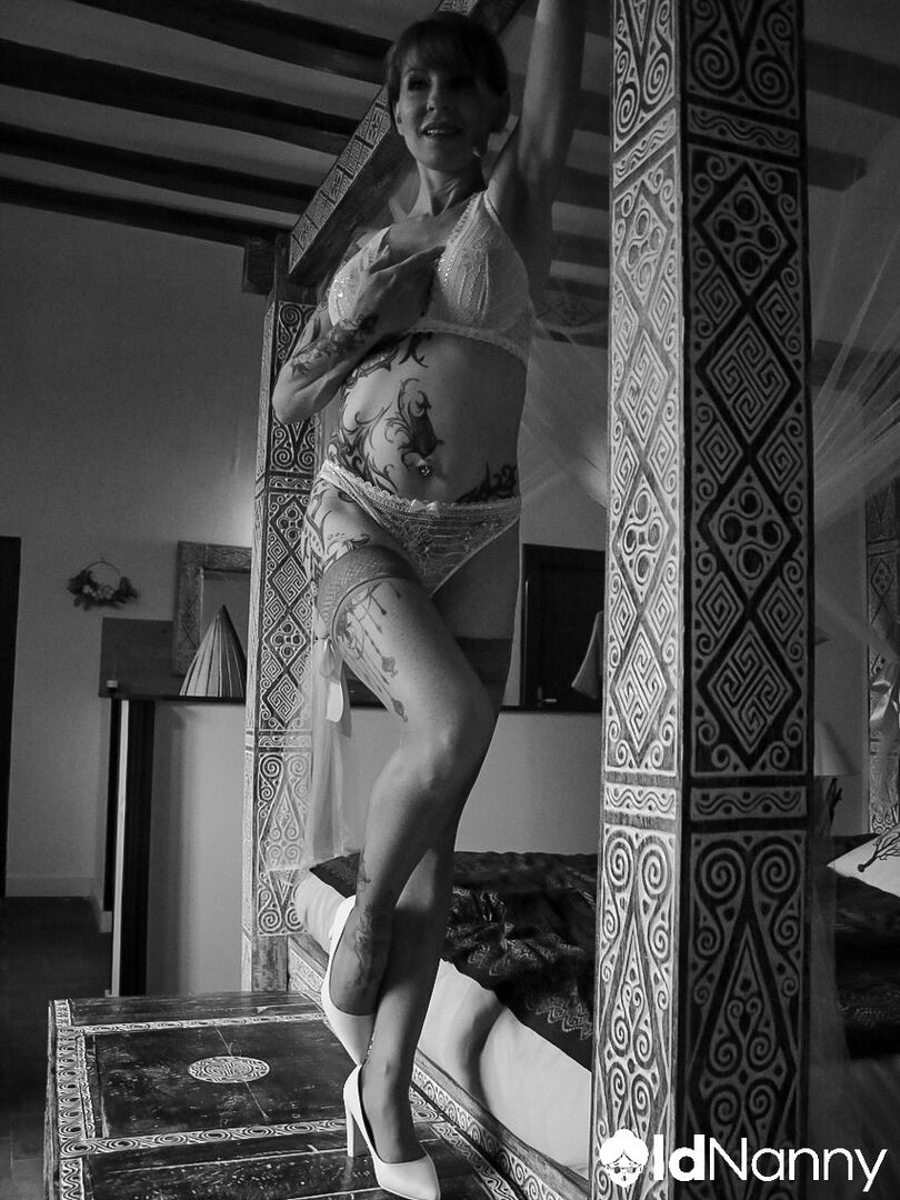 HOTELIER FUCKS A TATTOOED MATURE WOMAN CLIENT HARD WITH HIS BIG COCK