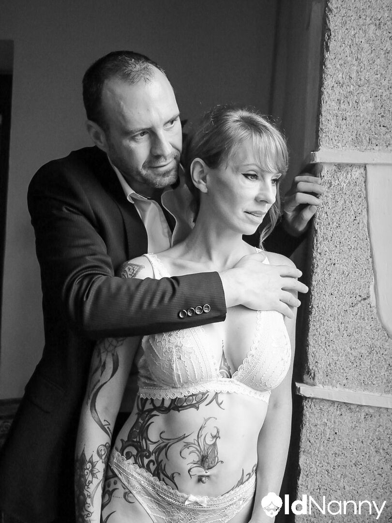 HOTELIER FUCKS A TATTOOED MATURE WOMAN CLIENT HARD WITH HIS BIG COCK