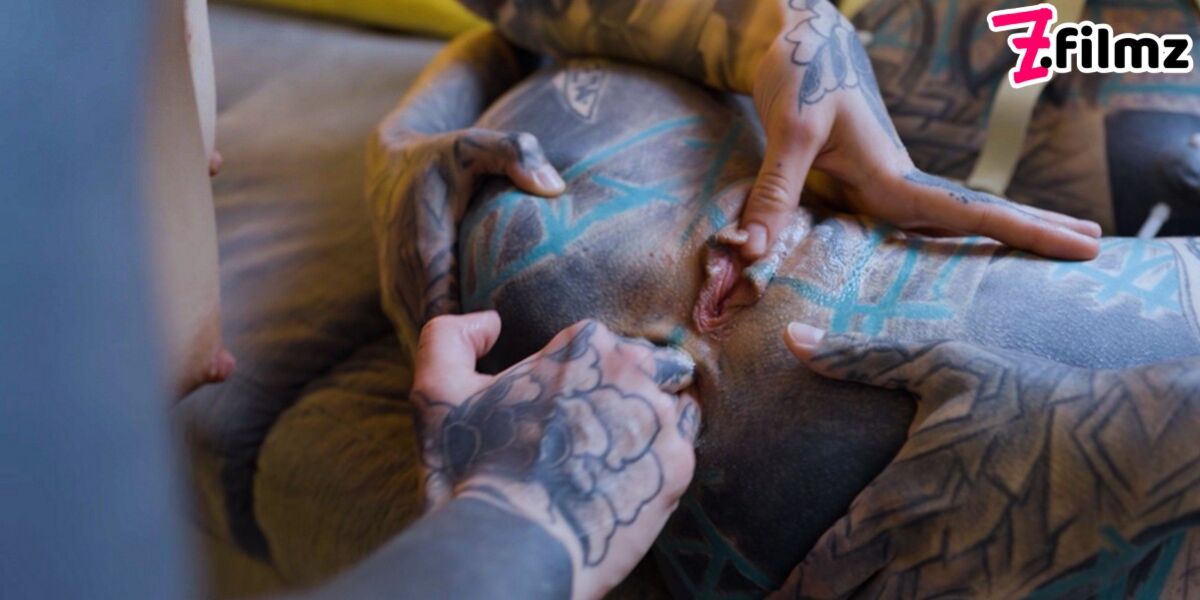 Burlesque Tattoo Beauty Gives Anal Fuck With Strap-on
