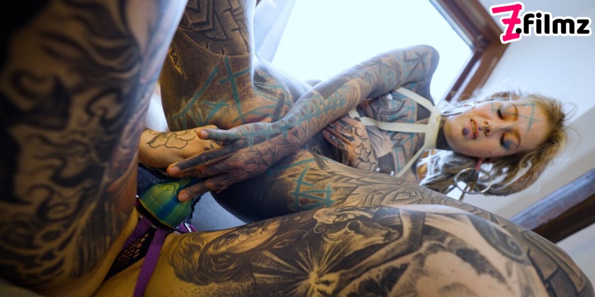 Burlesque Tattoo Beauty Gives Anal Fuck With Strap-on