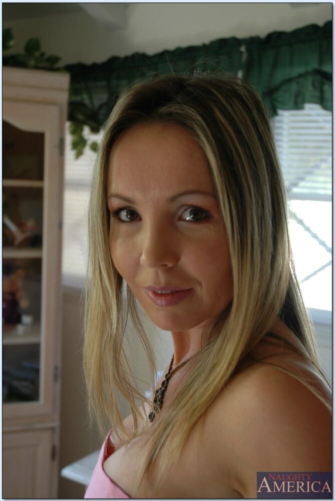 Friend's mom Envy fucking in the couch with her average body