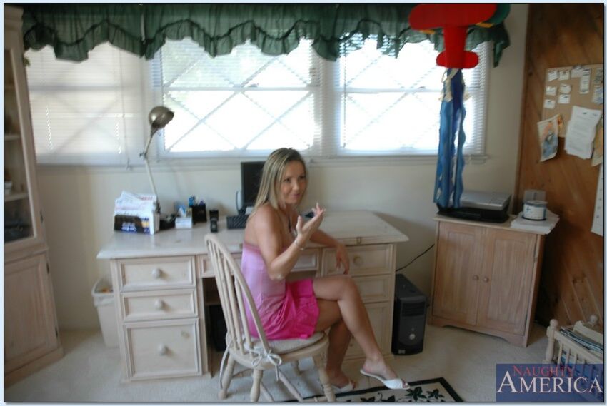 Friend's mom Envy fucking in the couch with her average body