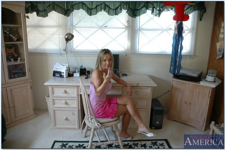 Friend's mom Envy fucking in the couch with her average body