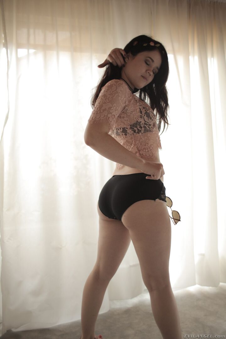 Yhivi's Anal Threesome Education