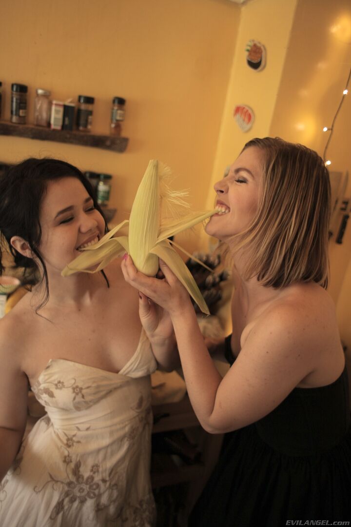 Blonde's Big Butt Fucked To Gaping