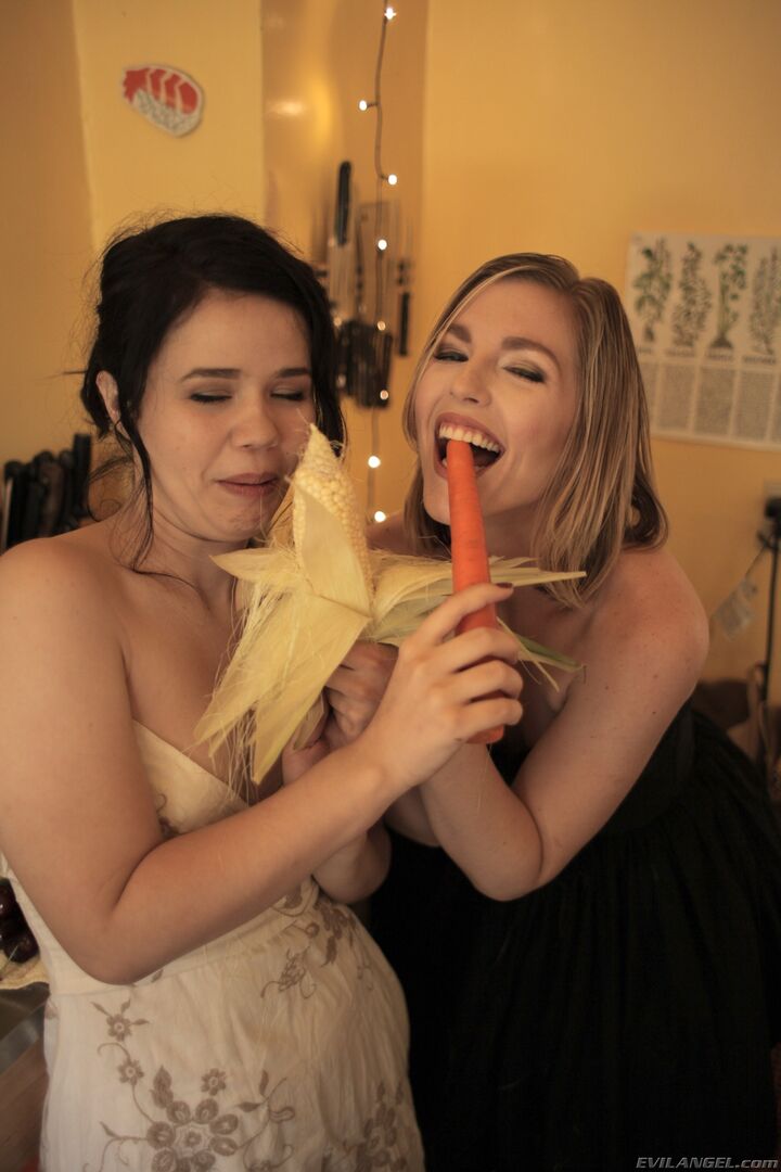 Blonde's Big Butt Fucked To Gaping