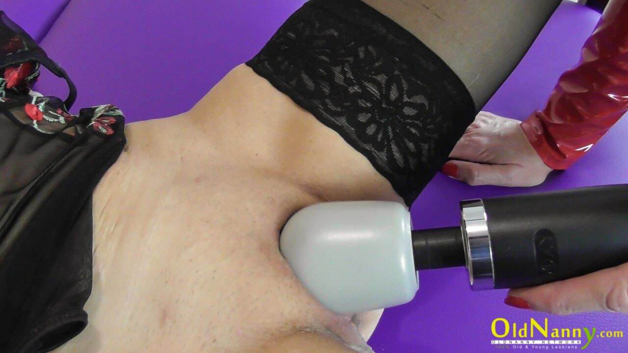 HUNGRY MATURE PLEASURE HOLE SWALLOWING HUGE TOYS