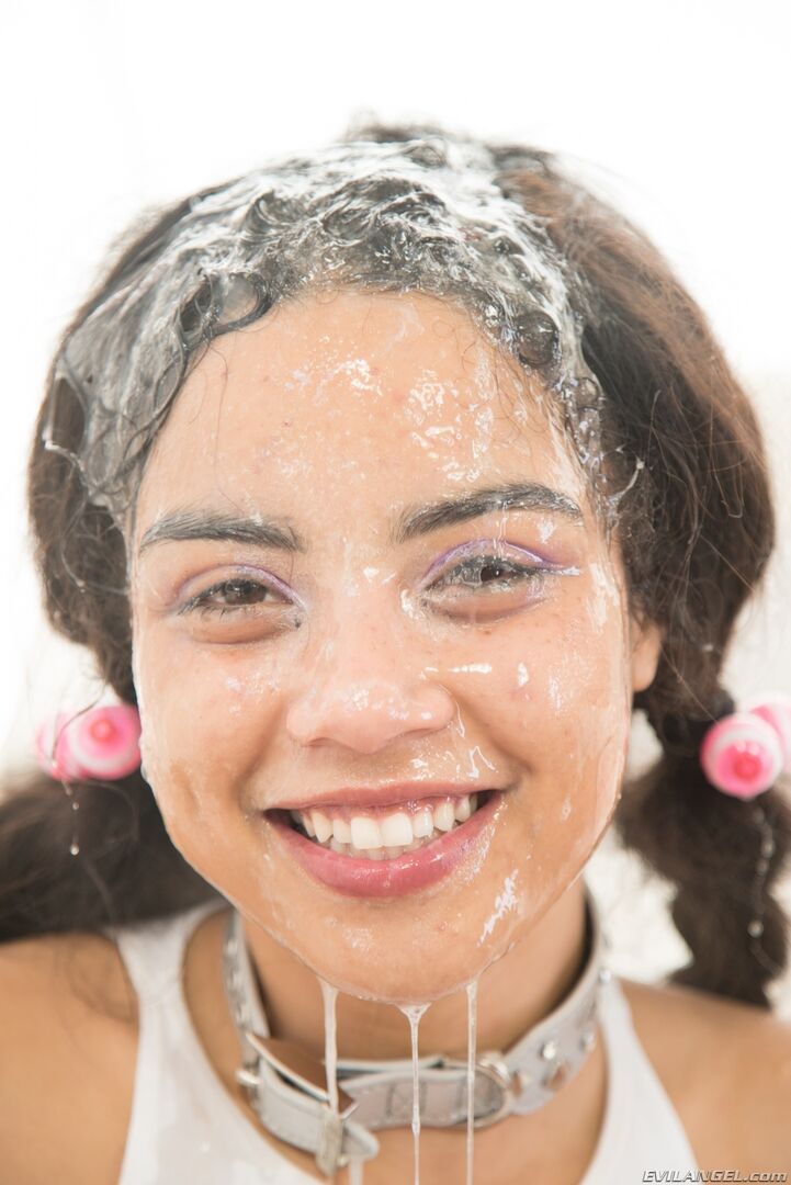 She Squirts Like A Fountain!
