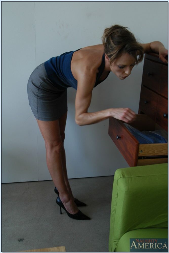 Saskia fucking in the couch with her athletic body